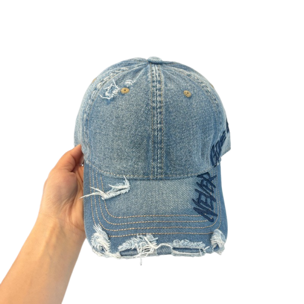 Gorra Vaquera “Never Give Up” (No Rendirse Nunca) – Denim con Bordado Inspirador