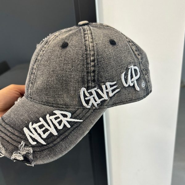 Gorra Vaquera “Never Give Up” (No Rendirse Nunca) – Denim con Bordado Inspirador - Imagen 5