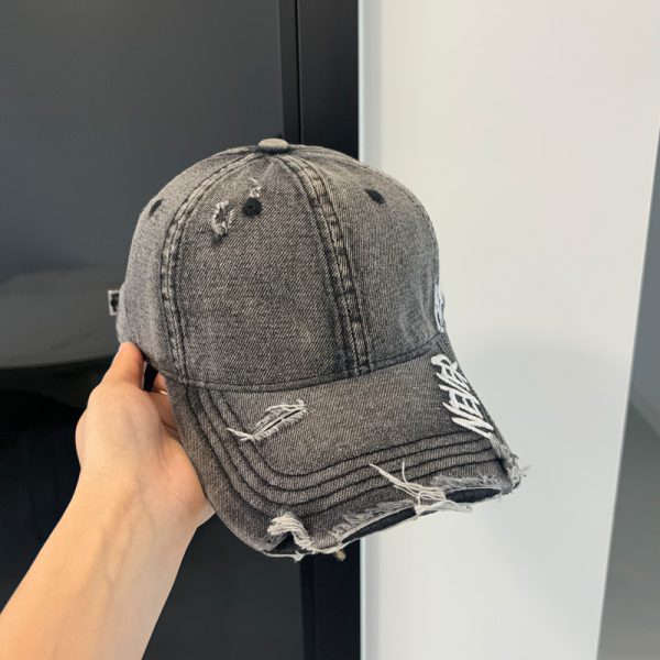 Gorra Vaquera “Never Give Up” (No Rendirse Nunca) – Denim con Bordado Inspirador - Imagen 4